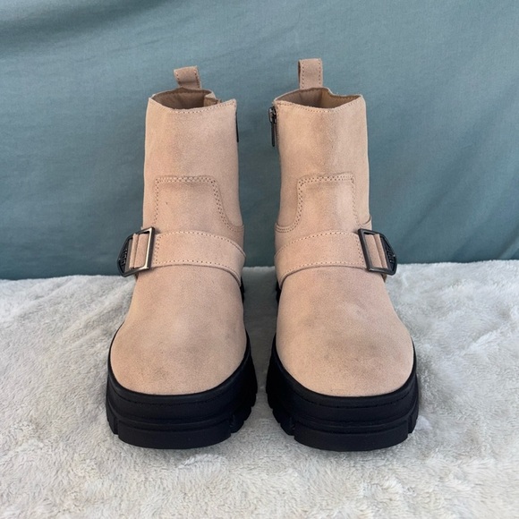 NWOT UGG ASHTON SHORT SAND SUEDE WOMEN'S BOOTS US SIZE 10 - Picture 1 of 9